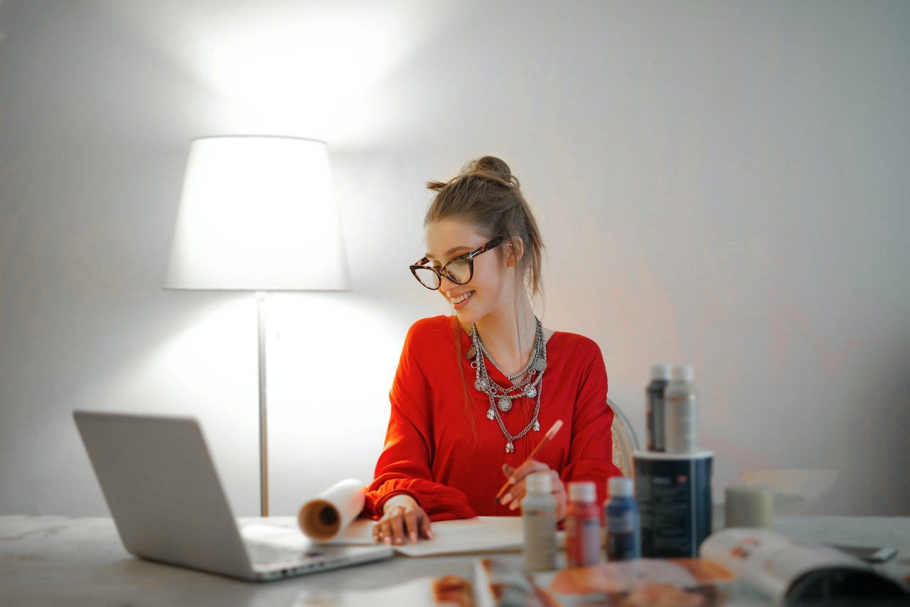 Mujer trabaja imagen del plan de igualdad en la empresa