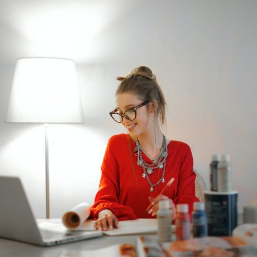 Mujer trabaja imagen del plan de igualdad en la empresa